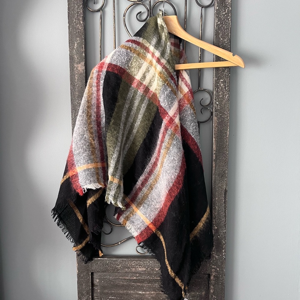 Sonoma Black and Gold Fringed Scarf